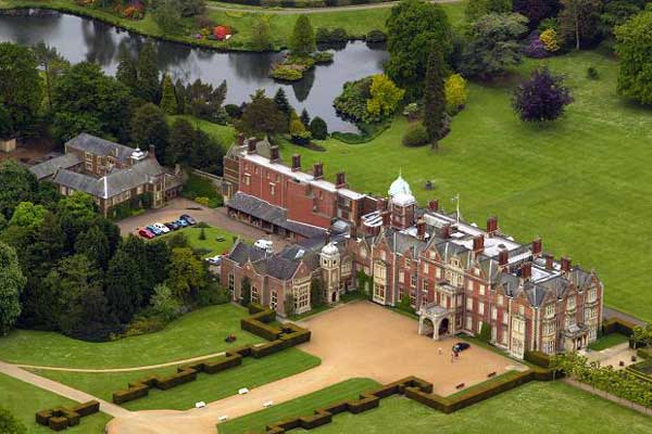 Would you like to live like a royal on your own private estate with acres and acres to explore?  There are so many gorgeous estates, palaces or castles that the world's royal families love spending their time vacationing or living there every year.